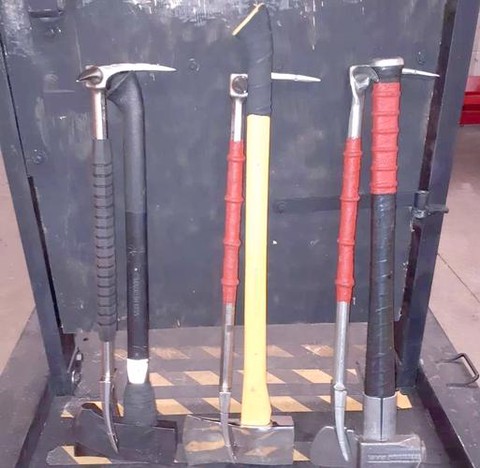 怎么用绝地求生撬棍[图1]