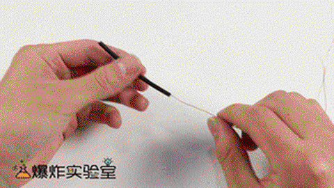 穿越火线v字步怎么走