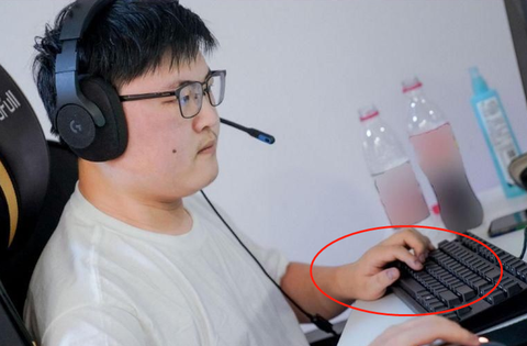 玩英雄联盟手指怎么放