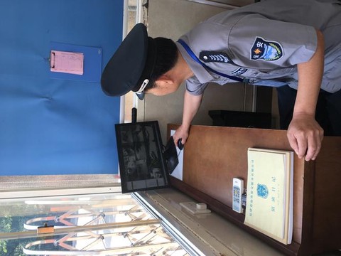 边境检察官怎么拿撬棍子